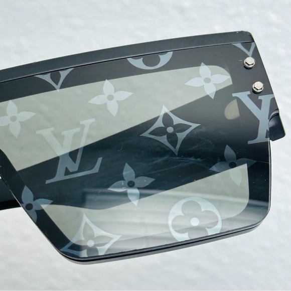 Louis Vuitton: Monogram LV Reflective Waimea L Sunglasses - Picture 13 of 16